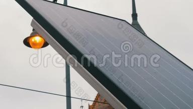 阴天的城市街道上的太阳能电池板。 <strong>节能环保</strong>..